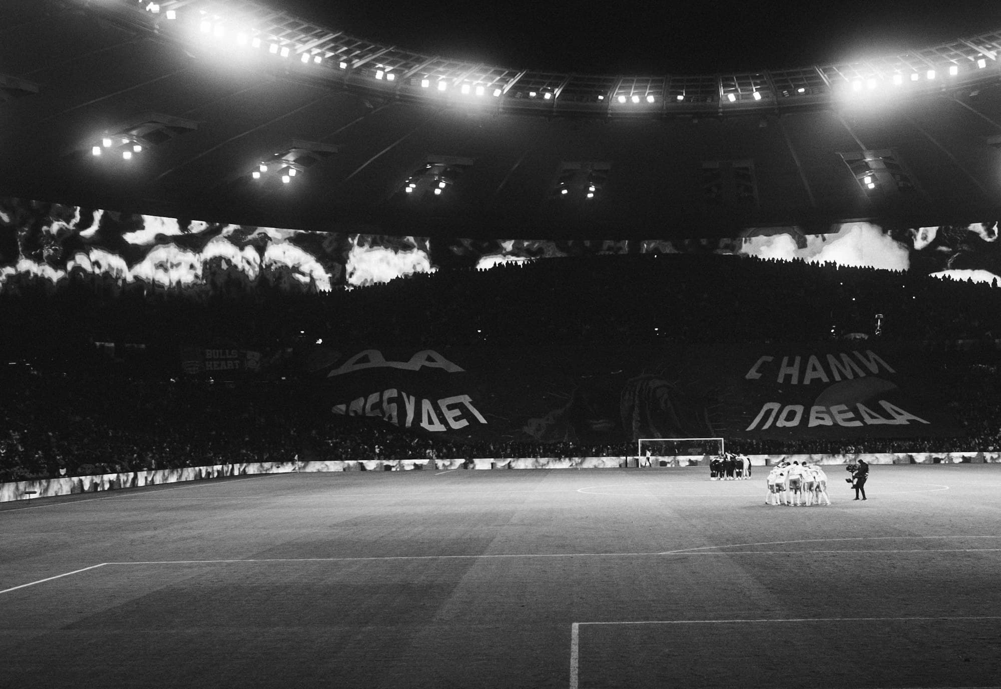 Stadio illuminato durante una partita di calcio